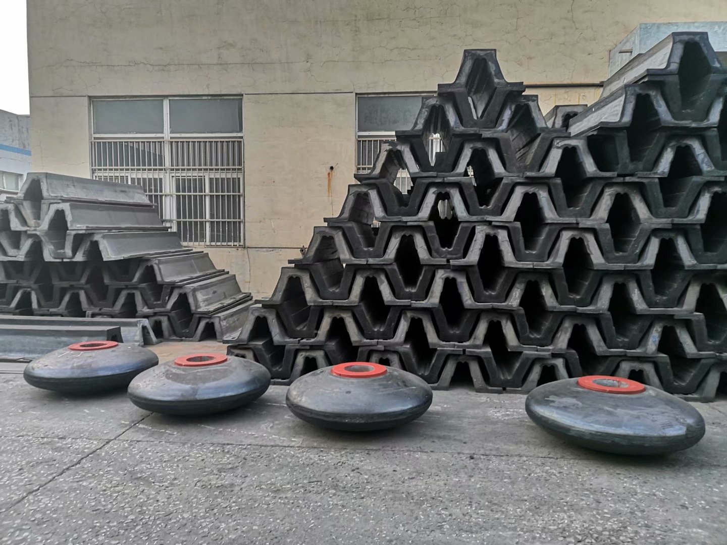 轉(zhuǎn)動型橡膠護舷